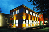 Beleuchtete Hausansicht